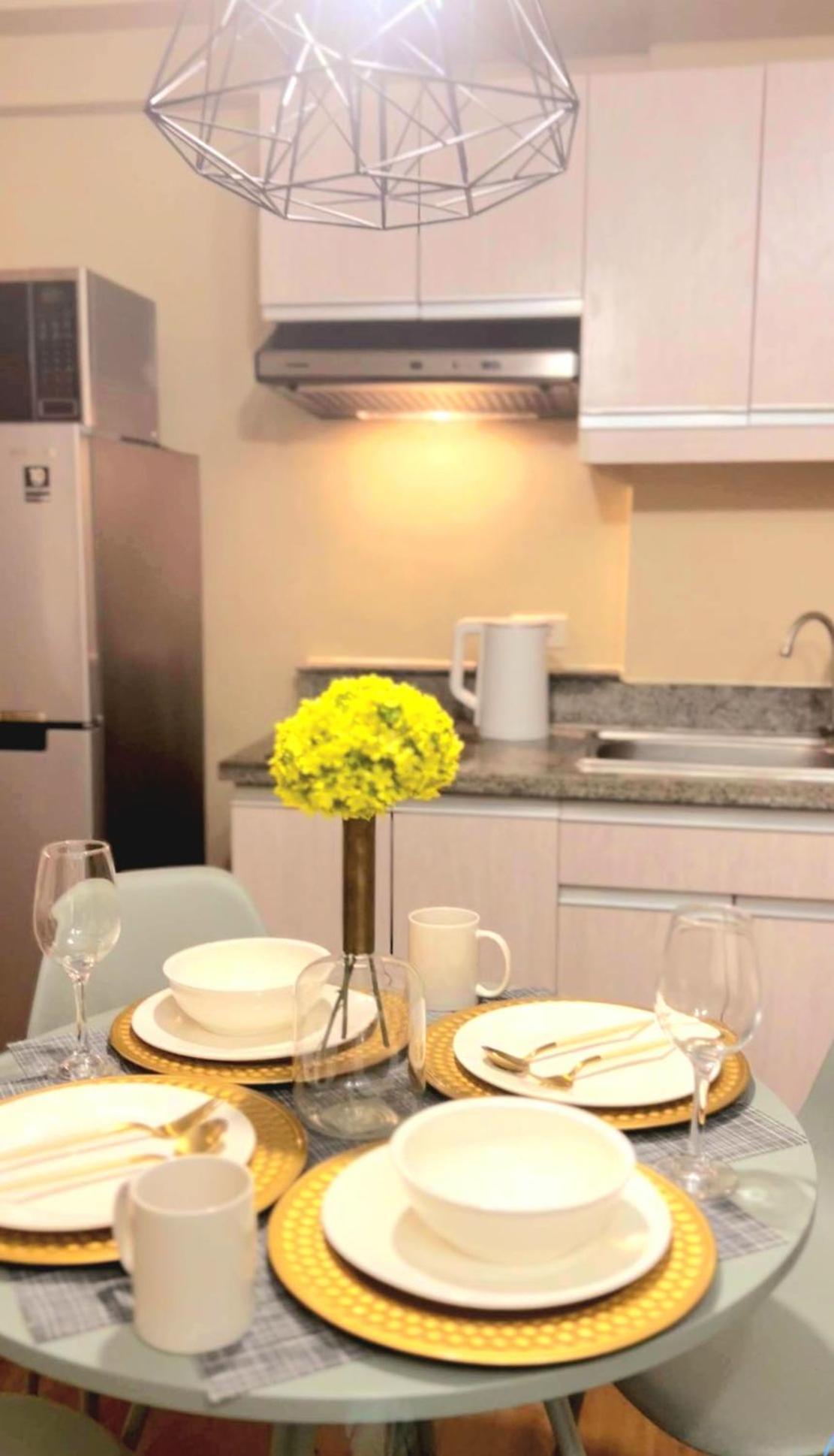 The Lancris Residences, 2 Bedrooms, 1 Bathroom, Living-Room, Kitchen & Pool Is Free Paranaque City Esterno foto